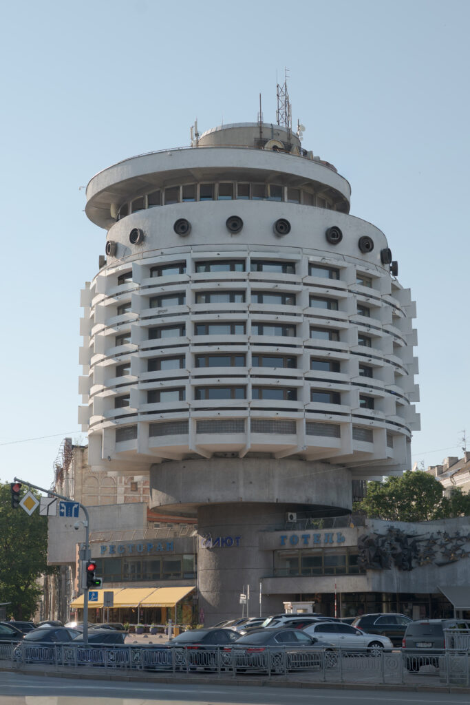 Ellen De - Quiet Resistance - Ukraine - Hotel Salut